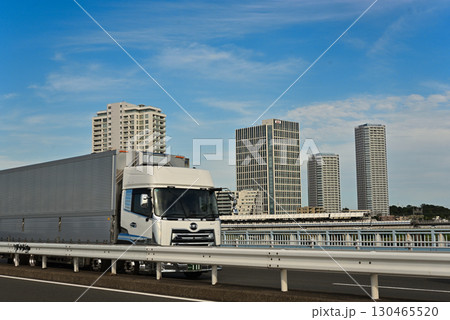 道路を走行する大型トラック 130465520