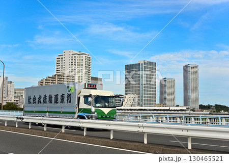 道路を走行する大型トラック 130465521