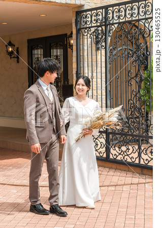 結婚式場を歩く新郎新婦(入場・結婚式・アジア人) 結婚式場を歩く新郎新婦(入場・結婚式・アジア人) 130465525