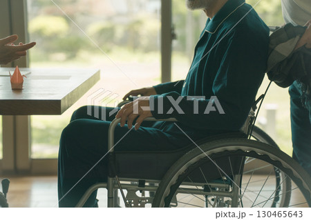 高齢者施設の入居者 130465643
