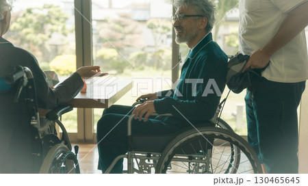 高齢者施設の入居者 130465645