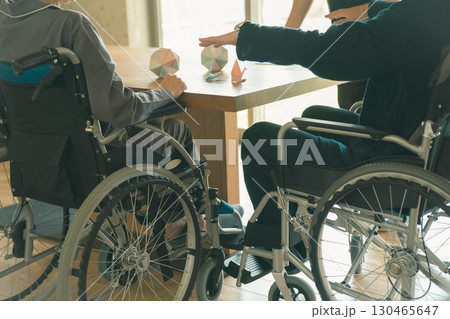 高齢者施設の入居者 高齢者施設の入居者 130465647