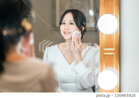 結婚式場のブライズルームでメイクをする花嫁,新婦 130465928