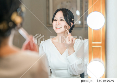 結婚式場のブライズルームでメイクをする花嫁,新婦 結婚式場のブライズルームでメイクをする花嫁,新婦 130465929