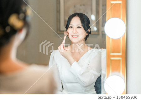 結婚式場のブライズルームでメイクをする花嫁,新婦 130465930