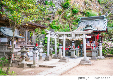 高尾山 高尾山薬王院 本社の境内 飯縄大権現社(左)と福徳稲荷社(右) 高尾山 高尾山薬王院 本社の境内 飯縄大権現社(左)と福徳稲荷社(右) 130466377