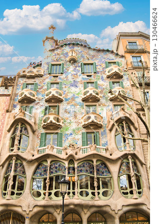 ガウディの有名な建築物・カサバトリョの威容 130466624