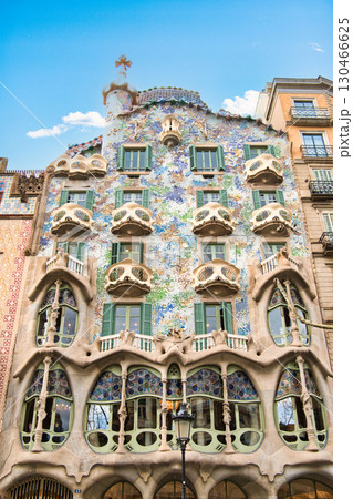 ガウディの有名な建築物・カサバトリョの威容 130466625