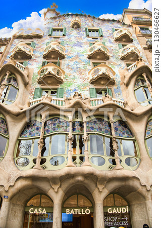 ガウディの有名な建築物・カサバトリョの威容 130466627