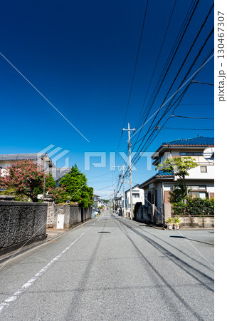 真っ直ぐの道を散歩　夏晴れの青空　東京都調布市深大寺東町6丁目・7丁目 130467307