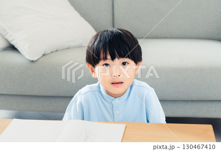リビングで勉強する小学生の男の子 リビングで勉強する小学生の男の子 130467410