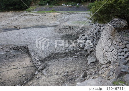 ダム湖の水が減ってきた ダム湖の水が減ってきた 130467514