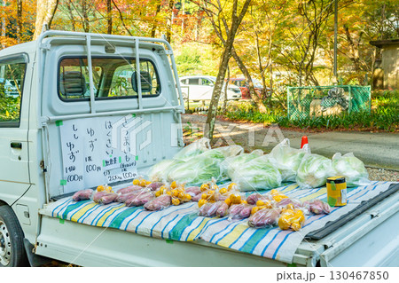 荷台で無人の野菜販売をしている軽トラック 荷台で無人の野菜販売をしている軽トラック 130467850