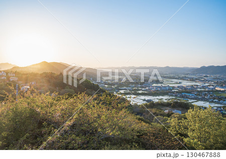 千葉　魚見塚から望む日暮れ時の鴨川市 130467888