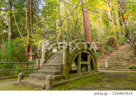 岐阜県美濃市　秋の大矢田神社の参道にある太鼓橋 130467914