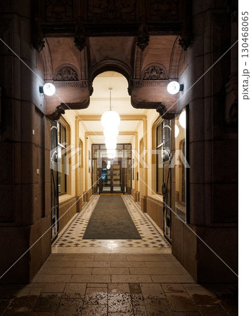 美しいアーチ状の通路 130468065