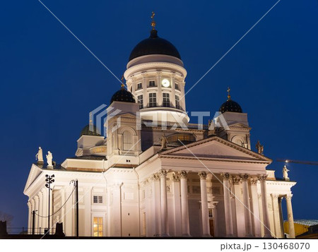ライトアップされた夜明けのヘルシンキ大聖堂 130468070