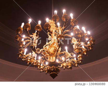 ヘルシンキ大聖堂の豪華なシャンデリア 130468080