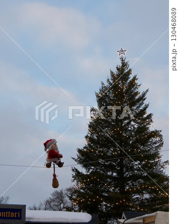 クリスマスツリーと空を進むサンタクロースの人形 130468089