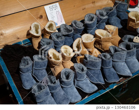 店頭に並んだ手作りの革靴 店頭に並んだ手作りの革靴 130468106
