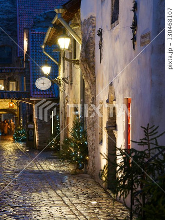 タリン旧市街の夜の石畳の通り タリン旧市街の夜の石畳の通り 130468107