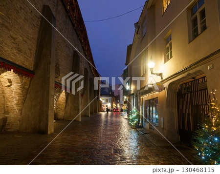 タリン旧市街の街灯のある風景 タリン旧市街の街灯のある風景 130468115