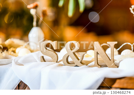 白いテーブルに置かれた白いハートとリボンのイメージ 130468274