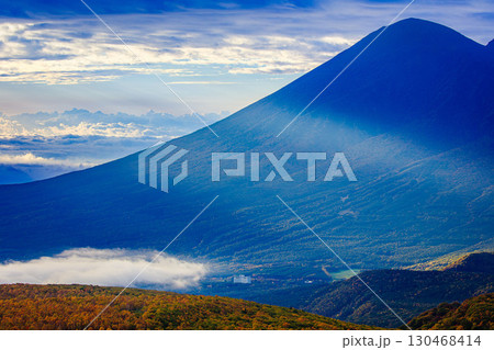 八幡平アスピーテラインから望む10月上旬早朝の岩手山 130468414