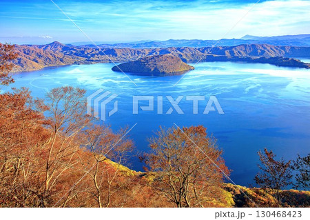 御鼻部山展望台から望む秋の十和田湖 御鼻部山展望台から望む秋の十和田湖 130468423