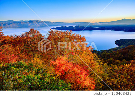 紫明亭展望台から望む10月下旬早朝の十和田湖と紅葉 紫明亭展望台から望む10月下旬早朝の十和田湖と紅葉 130468425