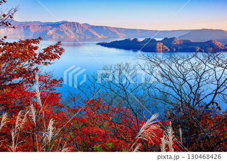 発荷峠展望台から望む10月下旬早朝の十和田湖と紅葉 130468426