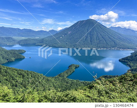 半月山展望台から望む夏の中禅寺湖と男体山 半月山展望台から望む夏の中禅寺湖と男体山 130468474