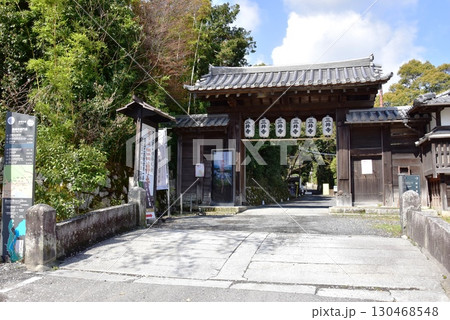 大津市　三井寺（園城寺）総門と満開桜 130468548