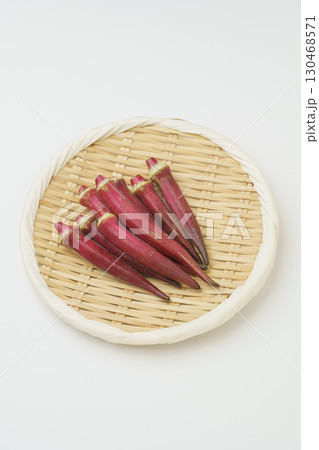 紅オクラ(赤オクラ) 130468571