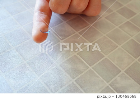 指先に乗せた透明なコンタクトレンズと装着イメージ 指先に乗せた透明なコンタクトレンズと装着イメージ 130468669