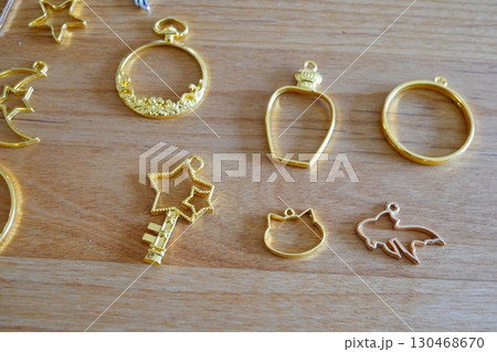 レジンアクセサリー用の星や猫型の金属チャームパーツ レジンアクセサリー用の星や猫型の金属チャームパーツ 130468670