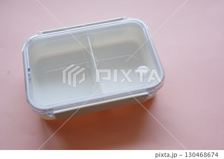 蓋付き白いお弁当箱 仕切り付きプラスチック保存容器 蓋付き白いお弁当箱 仕切り付きプラスチック保存容器 130468674