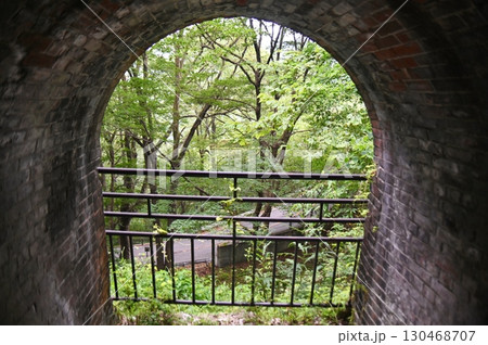 遊歩道アプトの道6号トンネルの明り取りの窓からの国道 130468707