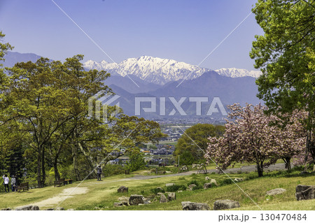 北アルプスと桜が広がるあづみ野池田クラフトパークの春景色 130470484