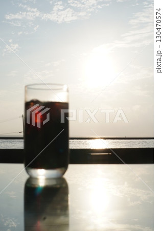 夕暮れ時の海の見えるカフェの一杯 130470574