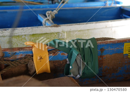 漁港に置かれた仕事着と作業道具をおいて休憩 130470580