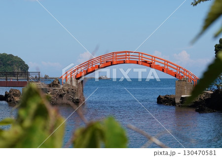 島と島を結ぶ海を一望できる赤い橋 130470581