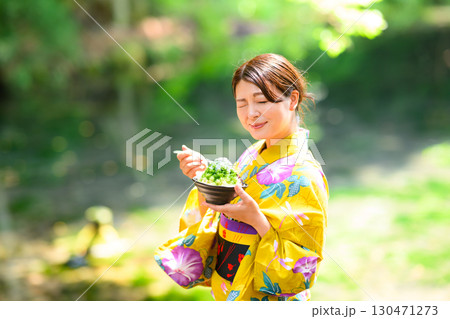 高原の湖で浴衣を着た女性がかき氷を食べている 高原の湖で浴衣を着た女性がかき氷を食べている 130471273