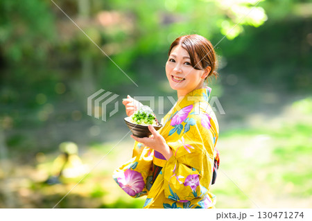 高原の湖で浴衣を着た女性がかき氷を食べている 高原の湖で浴衣を着た女性がかき氷を食べている 130471274