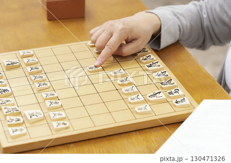 1人で趣味の将棋の練習をするシニア女性の手元 1人で趣味の将棋の練習をするシニア女性の手元 130471326
