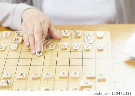 1人で趣味の将棋の練習をするシニア女性の手元 1人で趣味の将棋の練習をするシニア女性の手元 130471331