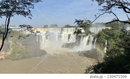 水飛沫が舞う遠景のイグアスの滝（アルゼンチン側） 130471509