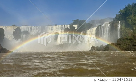 ボートから撮影した半円の虹とイグアスの滝(アルゼンチン側) ボートから撮影した半円の虹とイグアスの滝(アルゼンチン側) 130471512