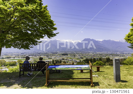 ベンチで景色を眺める人々と北アルプスの絶景 あづみ野池田クラフトパーク 130471561