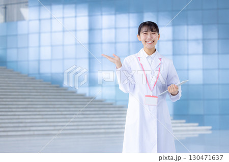 白衣を着ている女性のポートレート 130471637